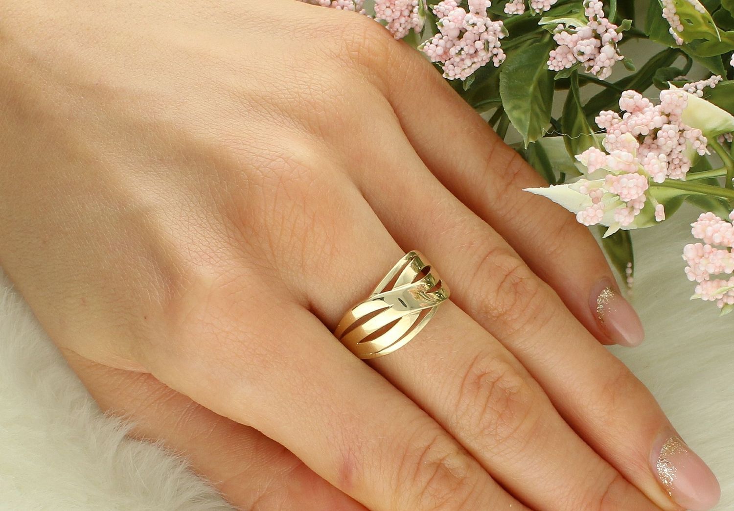 Pierścionek złoty pleciony próba 375, PI 7130 375 Pierścionek wykonany z żółtego 9 karatowego złota o charakterystycznej formie. Złote pierścionki 375 idealne na prezent. Damski złoty pierścionek 1.jpg